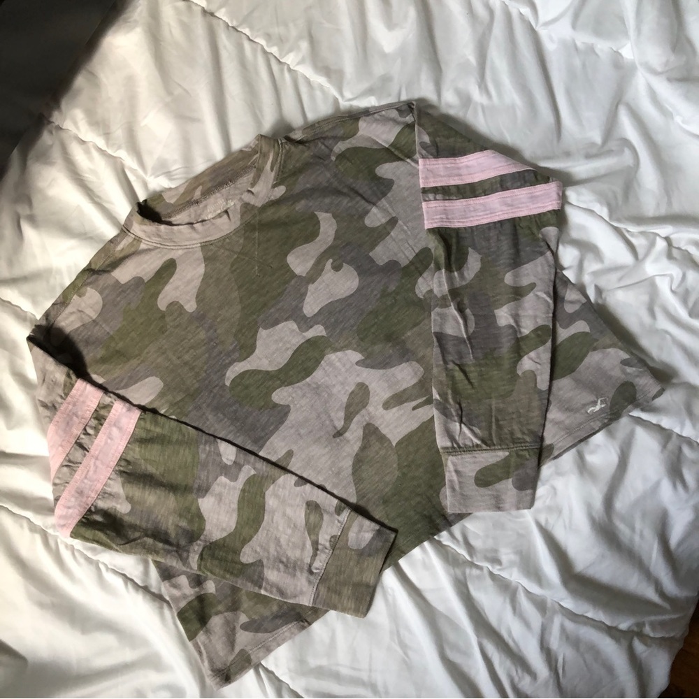 Hollister - Must Have Collection: Camo Cropped Long Sleeve Shirt